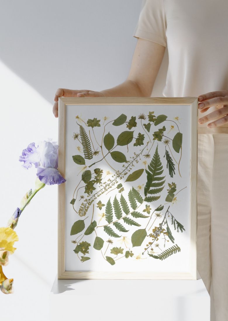 Print enmarcado de flores y hojas verdes colombianas impreso sobre papel vegetal.
