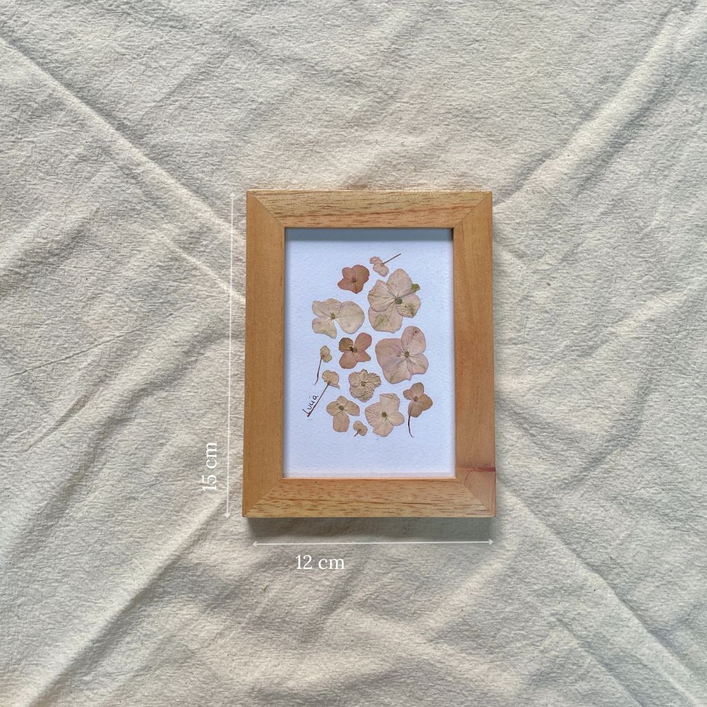 Cuadro de flores prensadas al estilo herbario, monocromáticos, disponible en color palo de rosa de 12 x 15 cm.