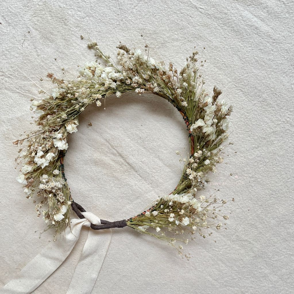 Diadema de flores secas color blanco para ocasiones especiales.