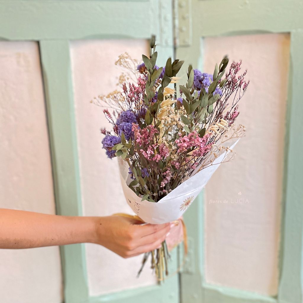 Ramo de fillers secos con flores de larga duración en tonos coloridos: rosados azules, verdes.