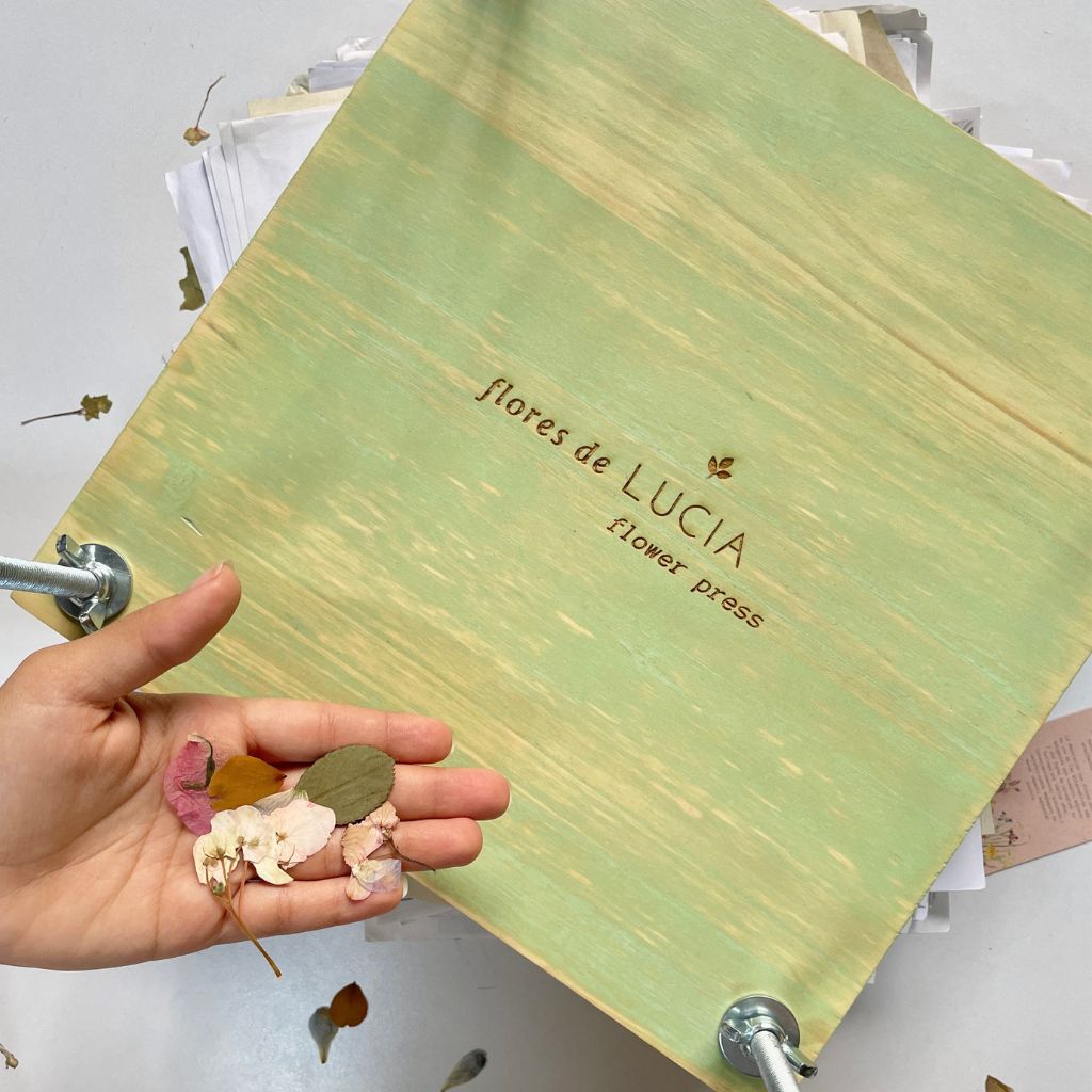 Prensa de flores artesanal hecha con madera recuperada, ideal para conservar y crear herbarios.