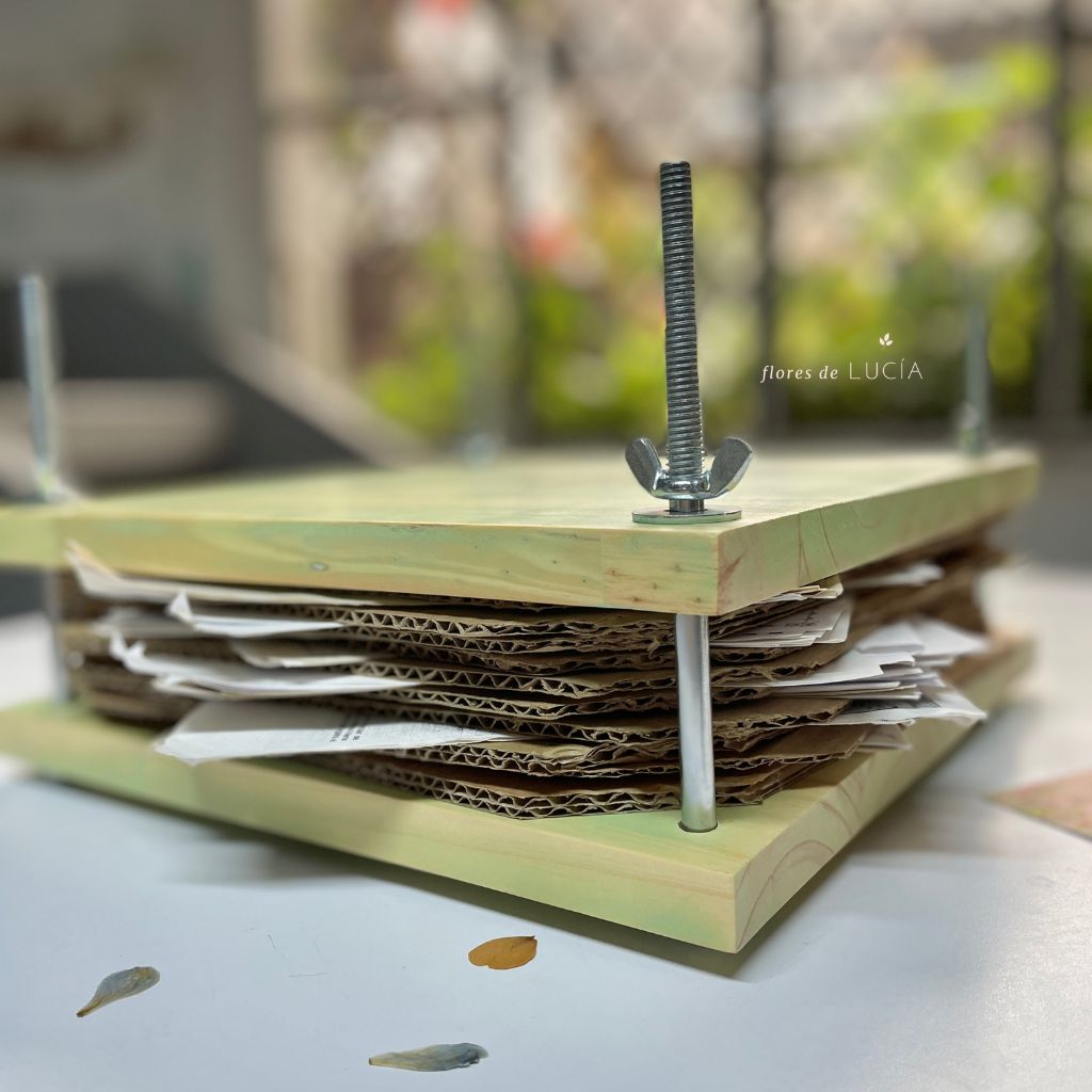 Prensa de flores artesanal hecha con madera recuperada. Incluye separadores recicilados para iniciar.