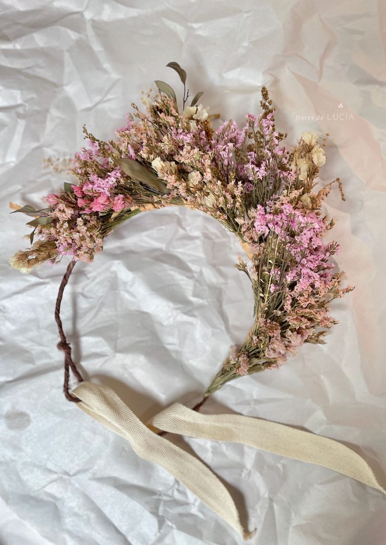 Tocado de flores secas de larga duraciónTiara de flores secas de larga duración en colores rosados y ocre, referencia acabado.
