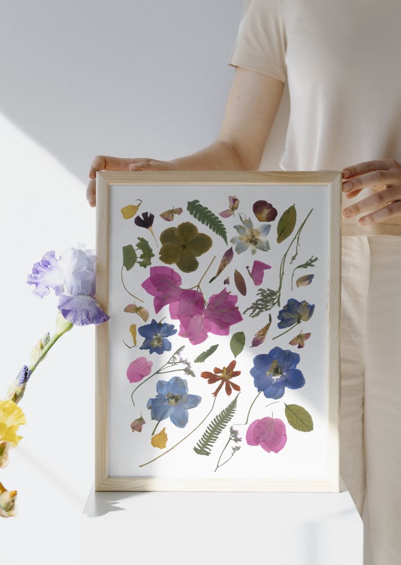 Print enmarcado de flores colombianas de varios colores sobre papel vegetal.