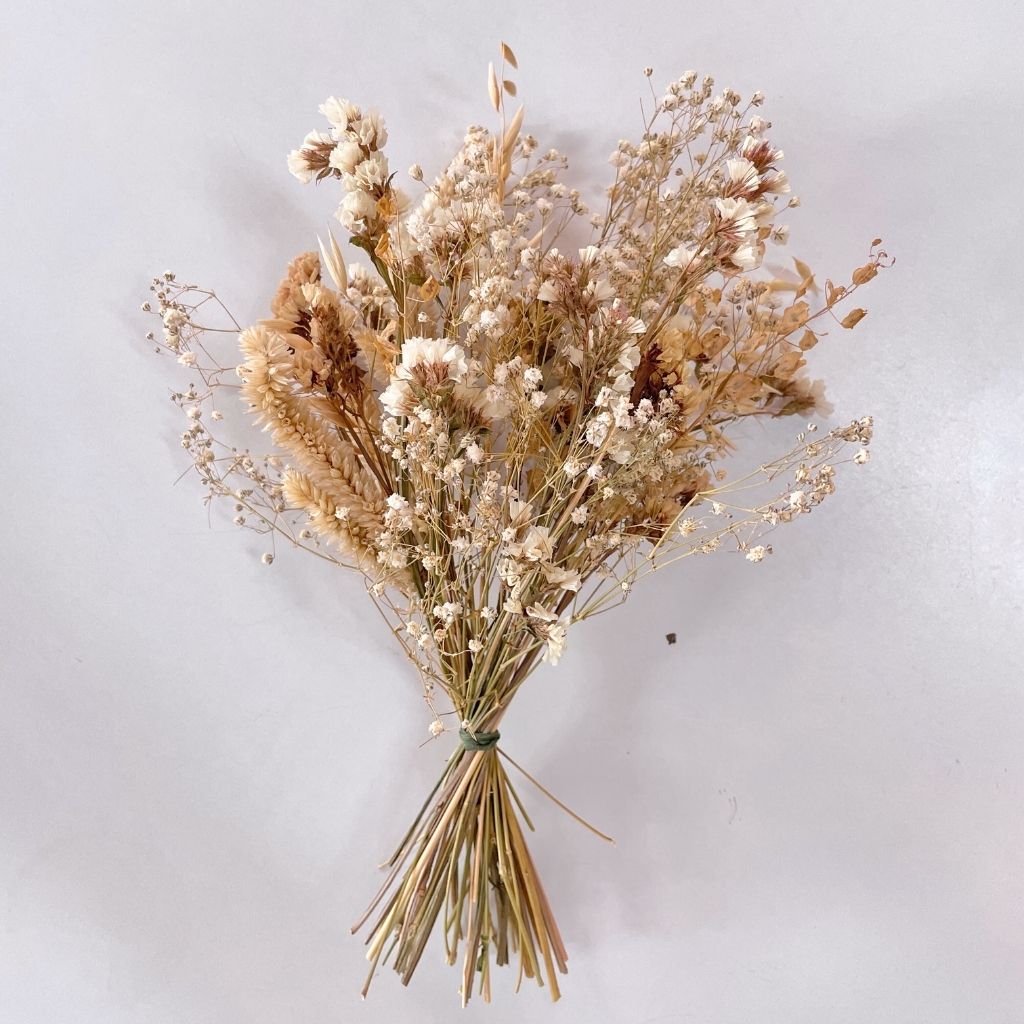 Ramo de fillers secos con flores de larga duración en tonos neutros: blancos, amarillos y pasteles.