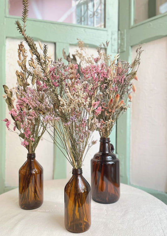 Botella con flores secas perdurables perfectas para un detalle especial, disponibles en 3 presentaciones.