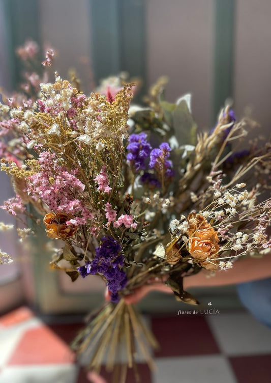 Bouquet perdurable con mezcla de flores secas de larga duración.