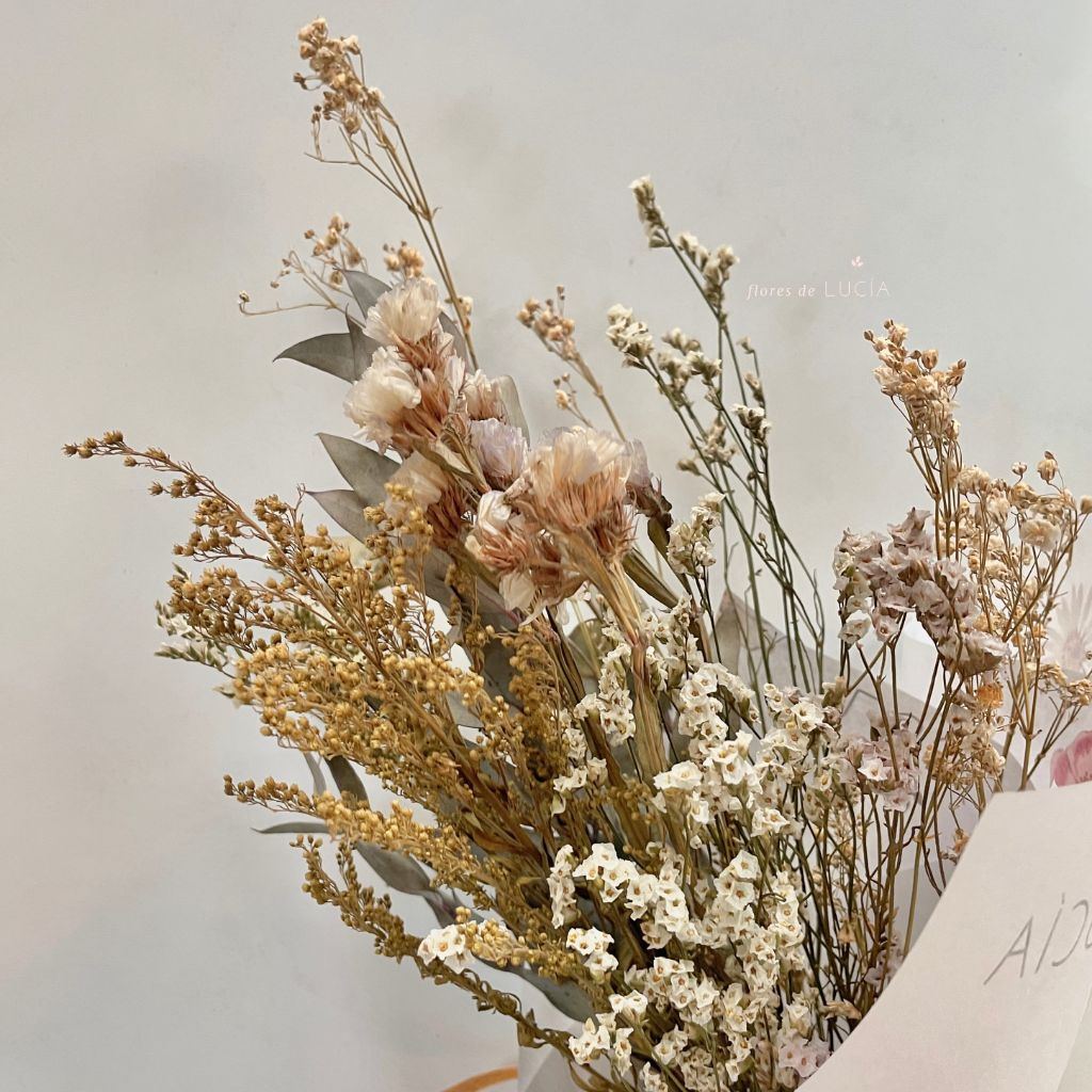 Ramo de fillers secos con flores de larga duración en tonos neutros: blancos, amarillos y pasteles.
