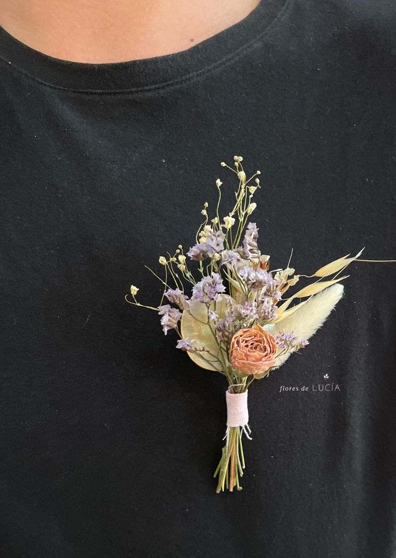 Botonier con flores secas de larga duración, de tamaño único, perfecto para cualquier persona.