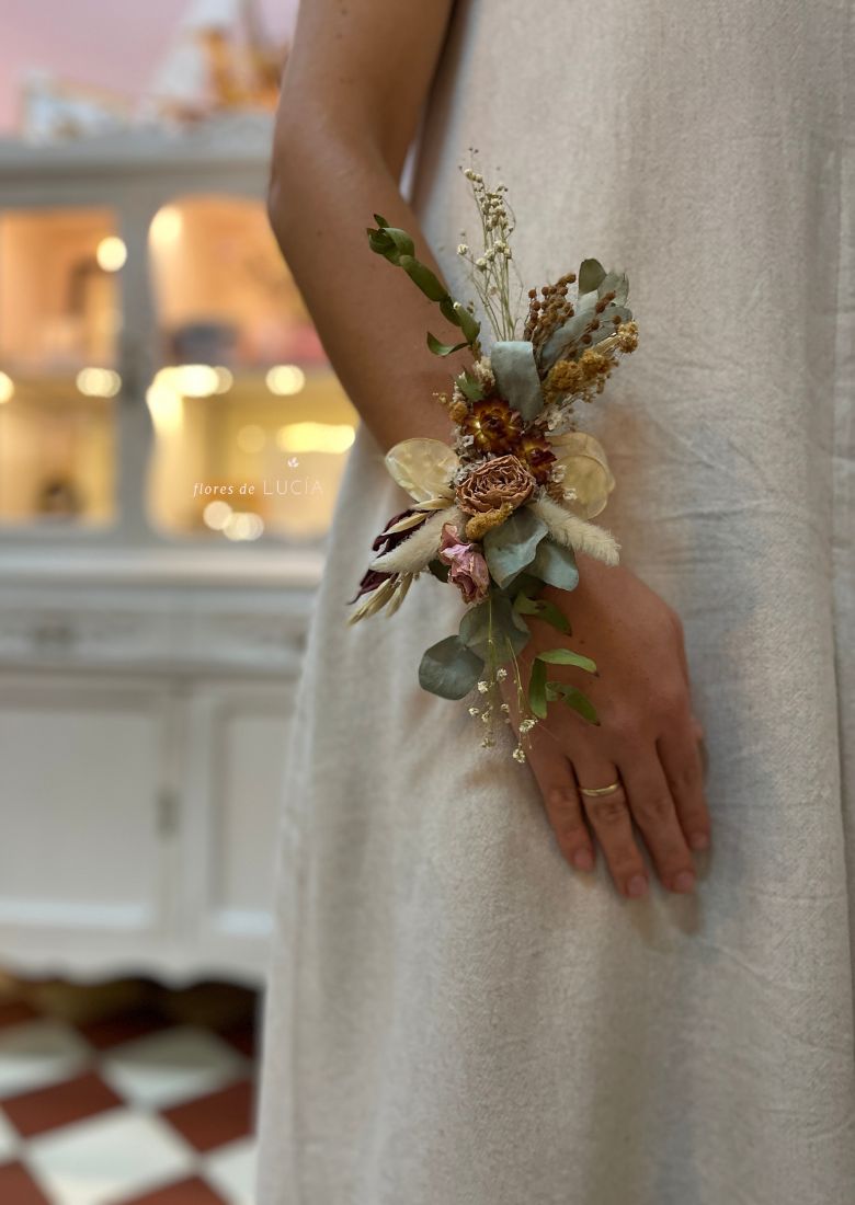 Corsage de flores secas al estilo pradera, para vestir como pulsera en celebraciones especiales.