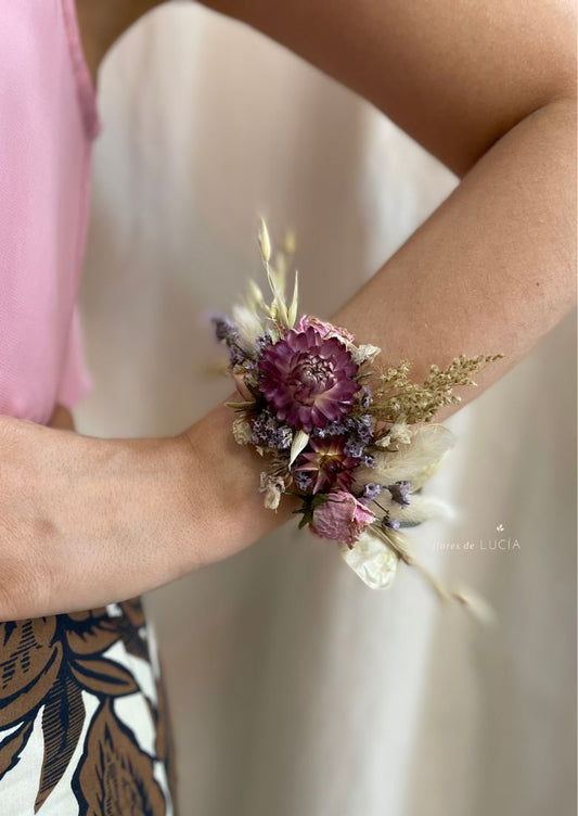 Corsage de flores secas al estilo jardín, para vestir como pulsera en celebraciones especiales.