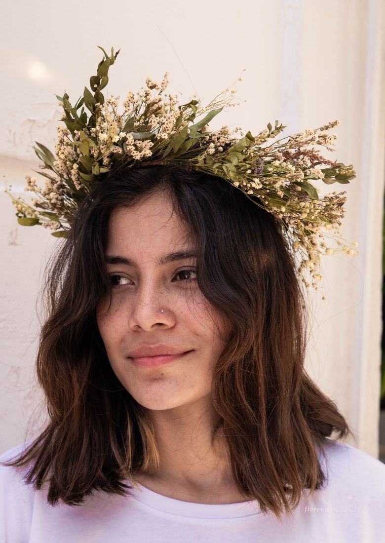 Tiara de flores secas de larga duración en colores verdes y crudos, referencia tamaño.